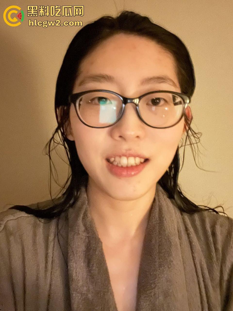 北京SOHO健身女教练【范珊珊】自拍自慰视频疯传，桃红奶晕勾引男学员报课，健身报得多还能上床？  第2张