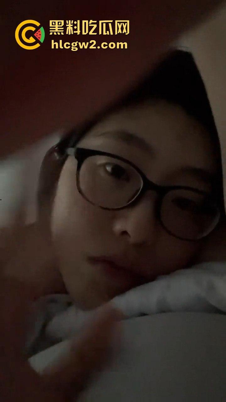 北京SOHO健身女教练【范珊珊】自拍自慰视频疯传，桃红奶晕勾引男学员报课，健身报得多还能上床？  第13张