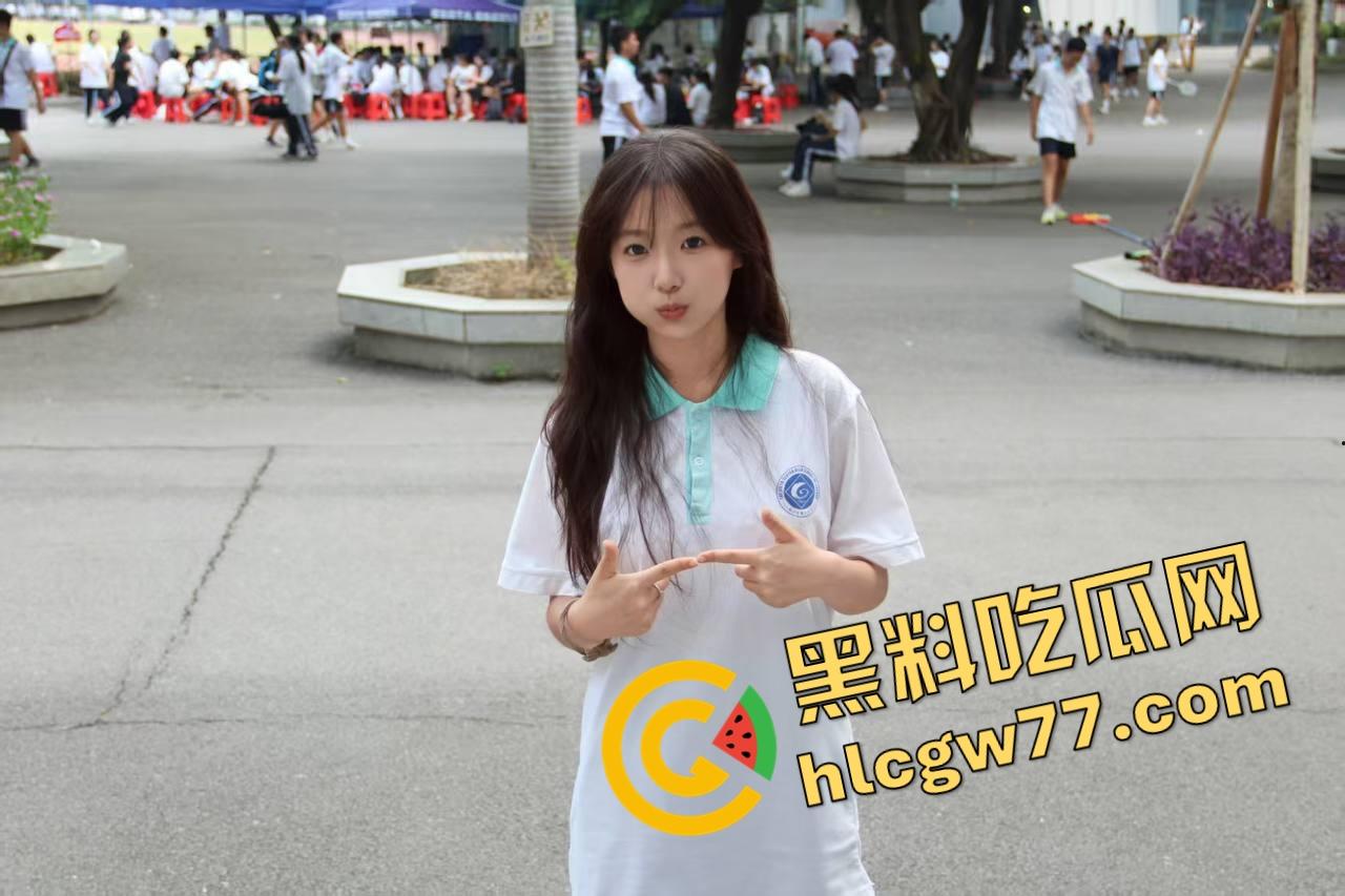 厕所野战被偷拍，白虎骚穴在马桶边被舔穿，口交互舔肉搏一气呵成，是骚是疯分不清了！  第3张