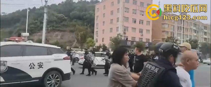 讨薪没错，但拦路等于找事！拦了路？特别人员分分钟把你请去喝茶！  第3张