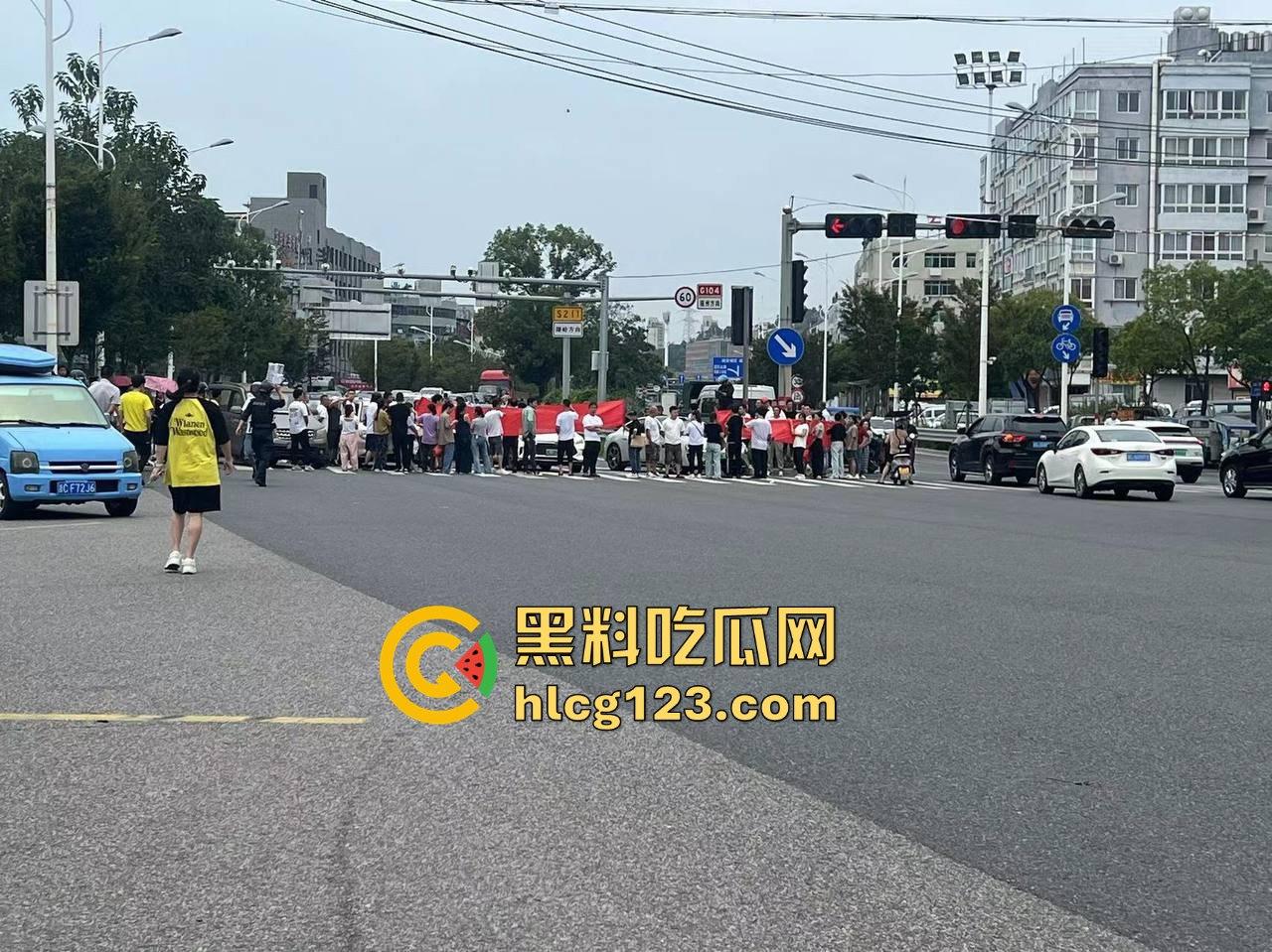 讨薪没错，但拦路等于找事！拦了路？特别人员分分钟把你请去喝茶！  第8张