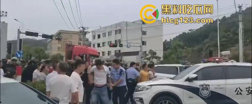 讨薪没错，但拦路等于找事！拦了路？特别人员分分钟把你请去喝茶！  第9张