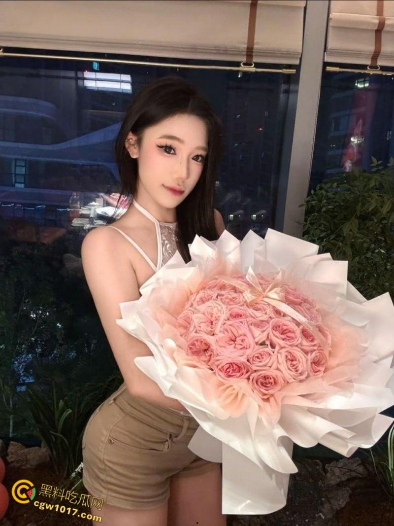 上海骚母狗【李锦怡】被男友疯狂爆操，大奶乳交娴熟口活一流，无套后入抽插，屁股被打得通红！  第3张