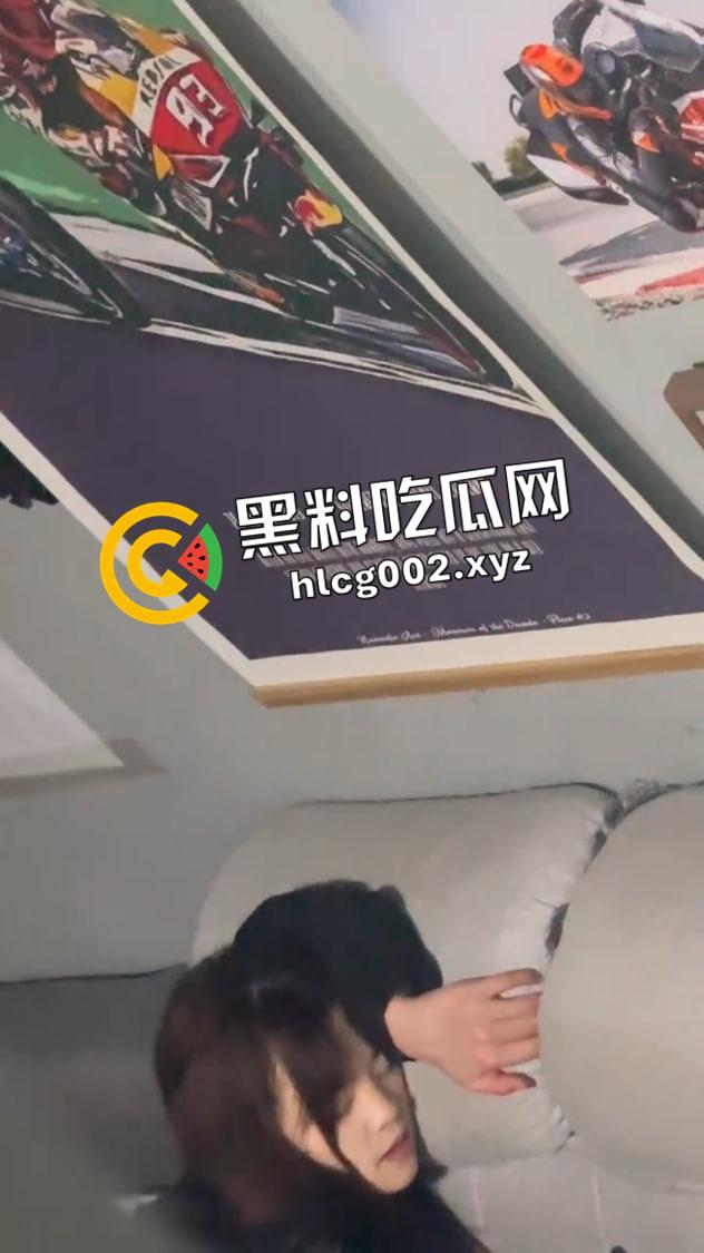 西安东郊摩托车俱乐部大瓜！ 店内小妹和老板没等客人走就开干 妹妹在沙发上疯狂被怼 现场偷拍视频流出  第3张