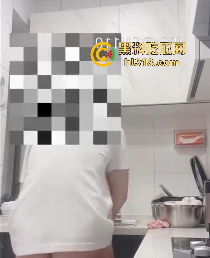 海角乱伦，趁大哥不在家硬上刚健完身的嫂子，厨房无套后入，激情打桩，无毛白虎太极品了!  第3张