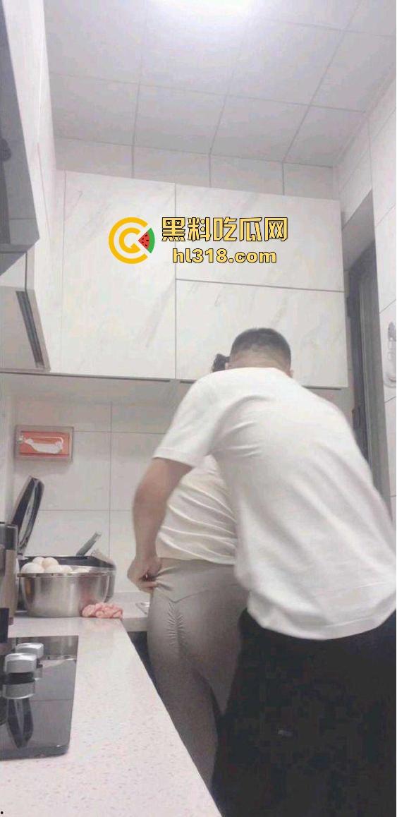 海角乱伦，趁大哥不在家硬上刚健完身的嫂子，厨房无套后入，激情打桩，无毛白虎太极品了!  第6张