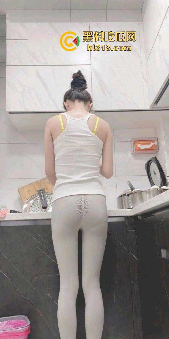 海角乱伦，趁大哥不在家硬上刚健完身的嫂子，厨房无套后入，激情打桩，无毛白虎太极品了!  第8张