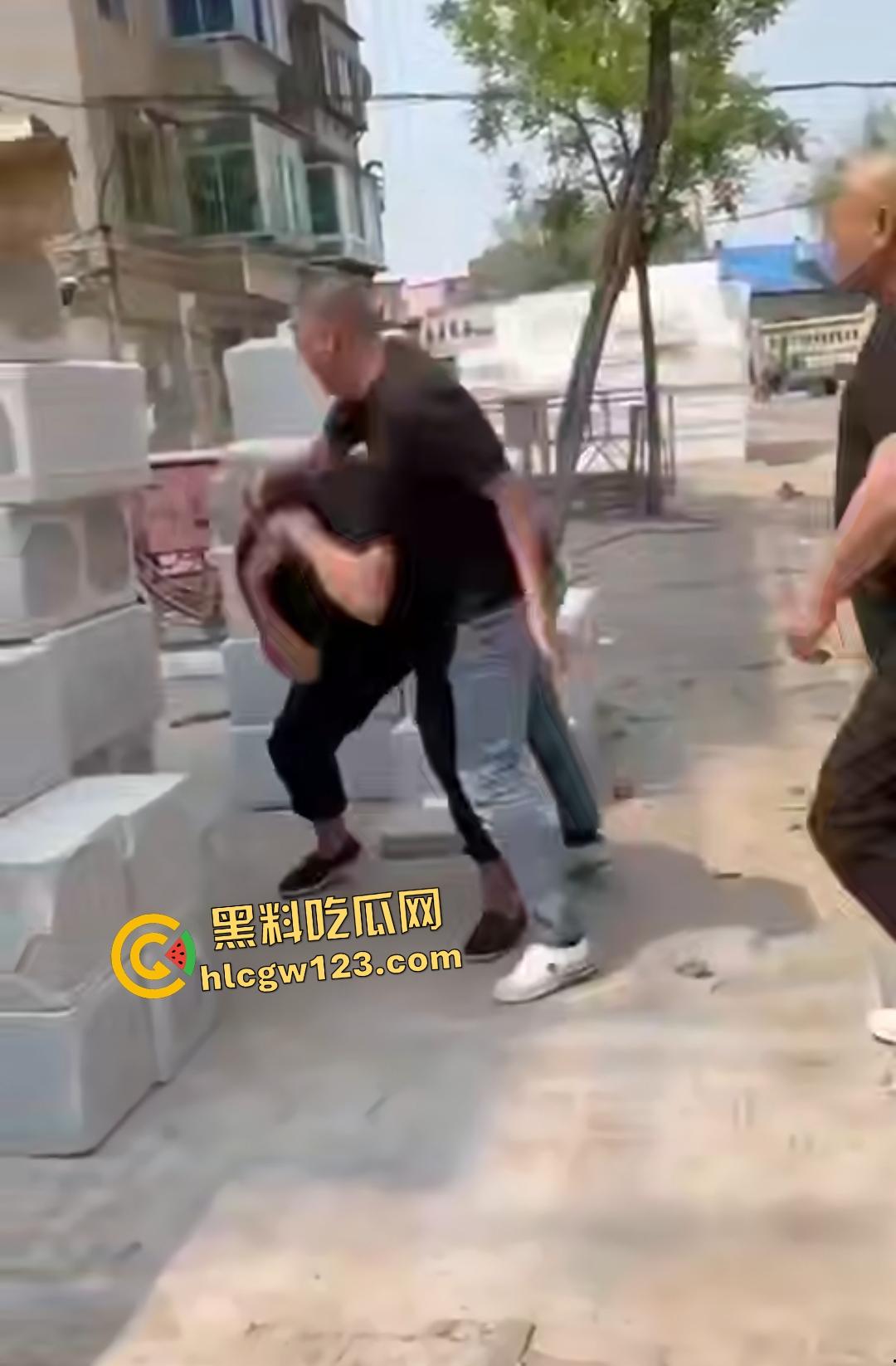 东北两条老鬼打年轻人，后生仔一棍直接打晕一个后脑勺开花，人倒后说是正当防卫！  第1张