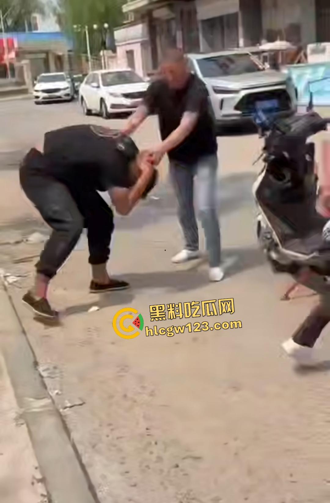 东北两条老鬼打年轻人，后生仔一棍直接打晕一个后脑勺开花，人倒后说是正当防卫！  第2张