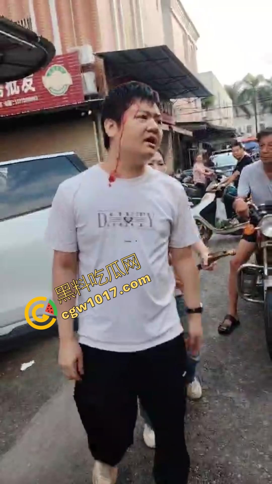 揭阳街头爆眼福！31岁小鲜肉与47岁阿姨车内忘情亲热，被捉现行，网友狂咳：啃老树嫩牛淫贱情热！  第2张