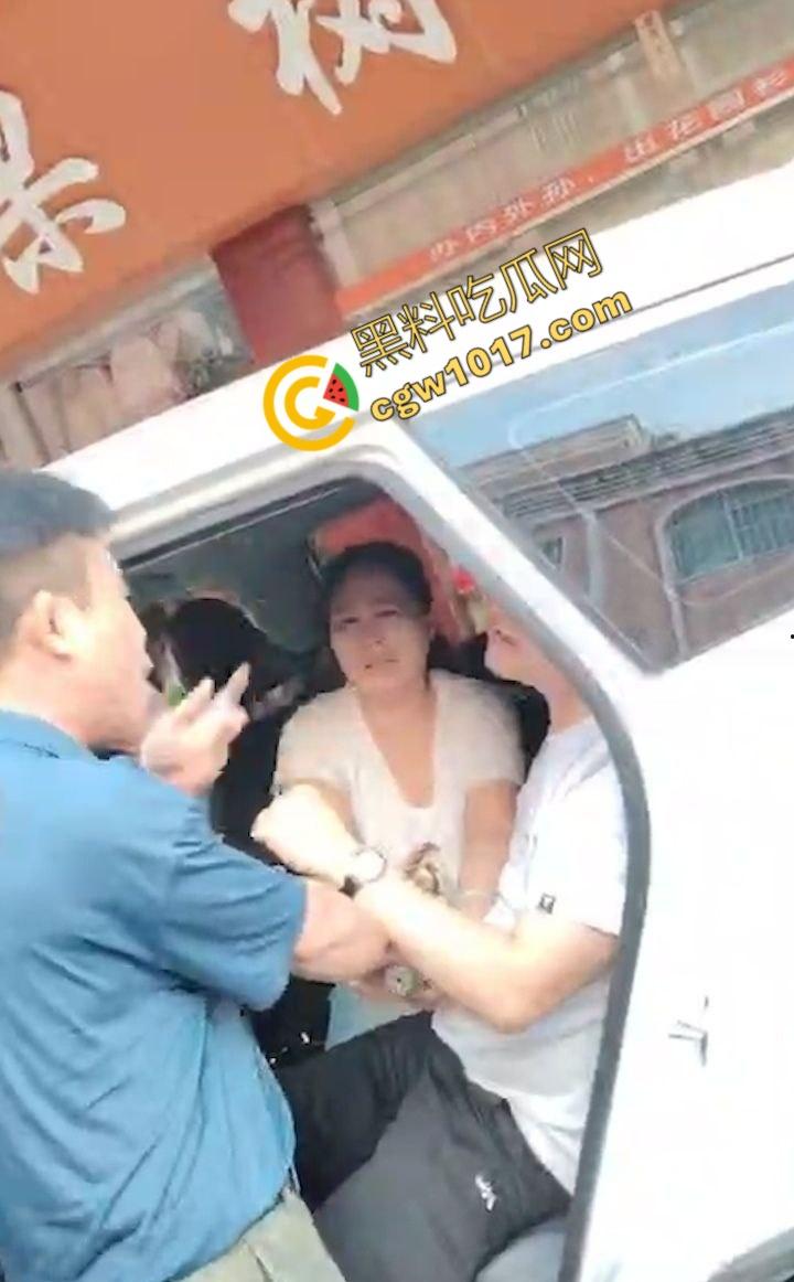 揭阳街头爆眼福！31岁小鲜肉与47岁阿姨车内忘情亲热，被捉现行，网友狂咳：啃老树嫩牛淫贱情热！  第5张