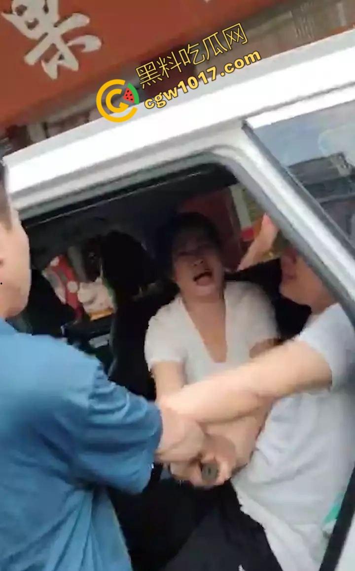 揭阳街头爆眼福！31岁小鲜肉与47岁阿姨车内忘情亲热，被捉现行，网友狂咳：啃老树嫩牛淫贱情热！  第7张