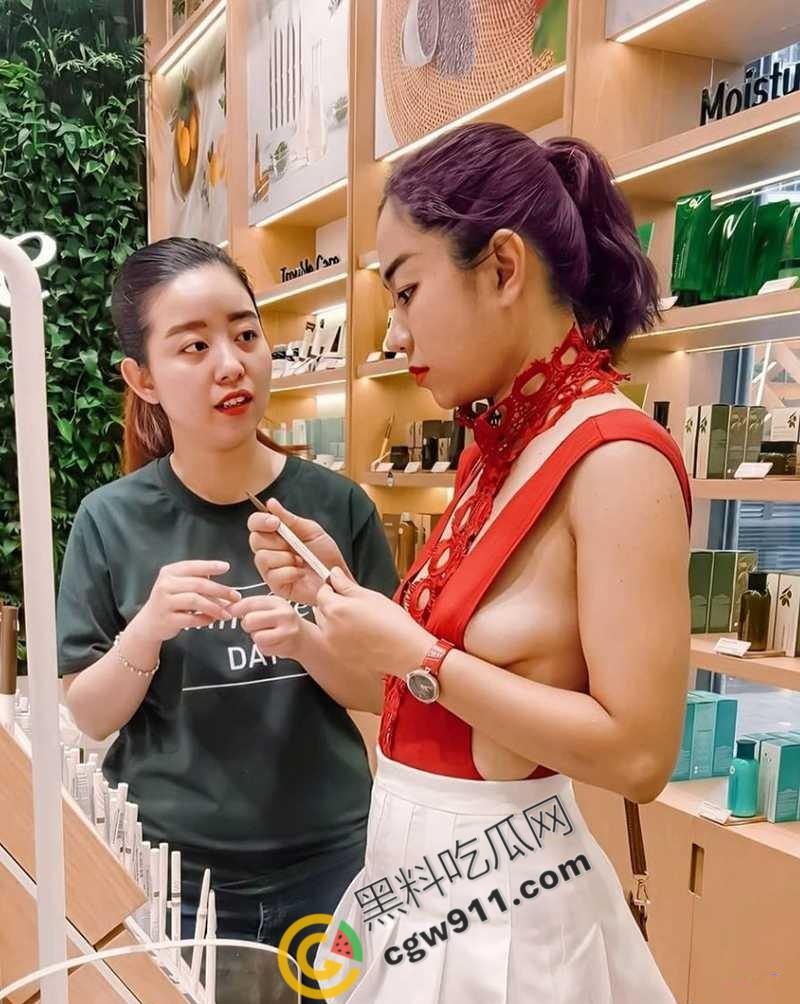 湖南人妻【黄小桃】的大胆暴露挑逗！真空逛街，夹着肛塞大胆露穴，寻求刺激后被爆操  第9张