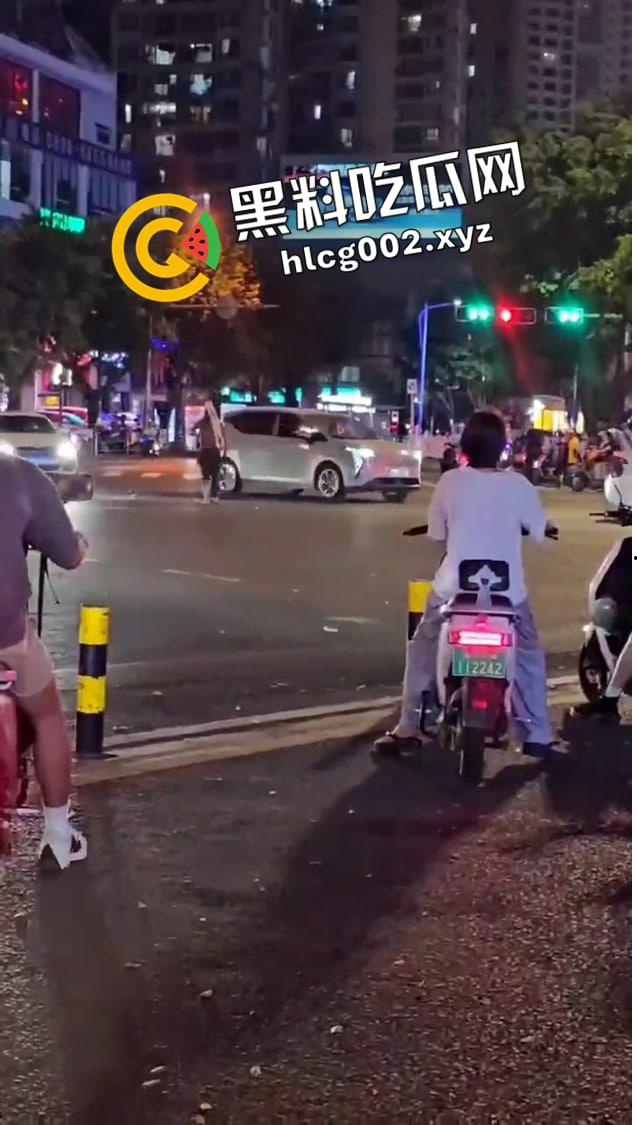海南海口玉沙路 外卖小哥大战精神病将其制服 场面堪比拍电影 前排吃瓜直达  第1张