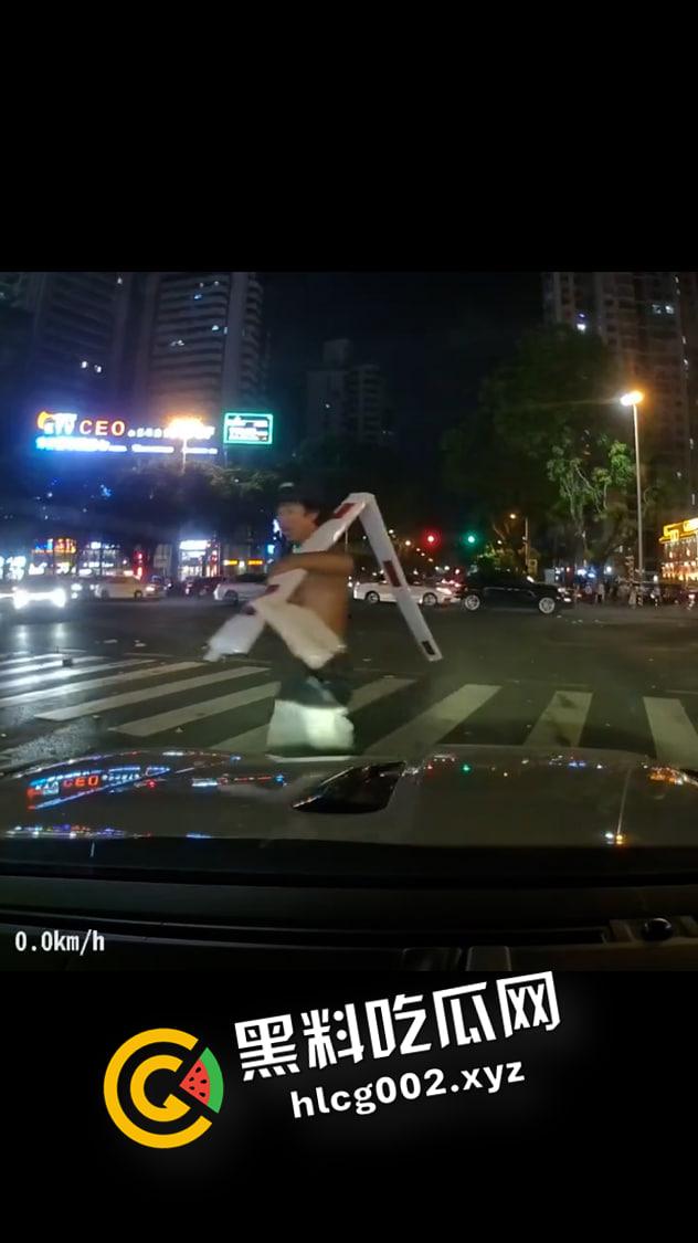 海南海口玉沙路 外卖小哥大战精神病将其制服 场面堪比拍电影 前排吃瓜直达  第2张