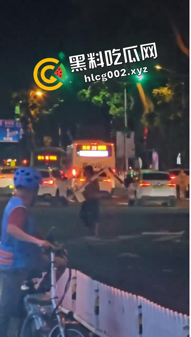 海南海口玉沙路 外卖小哥大战精神病将其制服 场面堪比拍电影 前排吃瓜直达  第3张