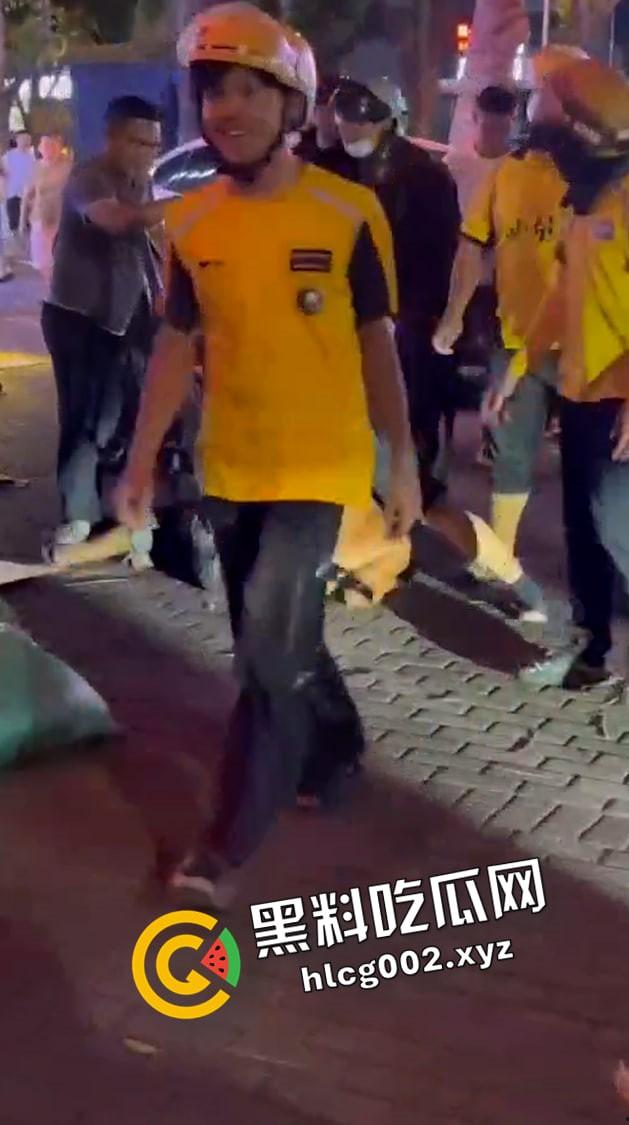 海南海口玉沙路 外卖小哥大战精神病将其制服 场面堪比拍电影 前排吃瓜直达  第4张