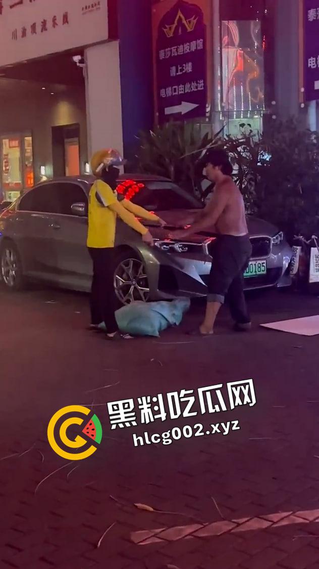 海南海口玉沙路 外卖小哥大战精神病将其制服 场面堪比拍电影 前排吃瓜直达  第5张