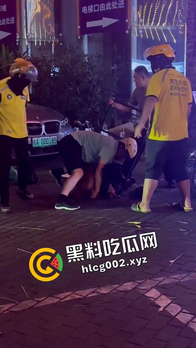 海南海口玉沙路 外卖小哥大战精神病将其制服 场面堪比拍电影 前排吃瓜直达  第6张