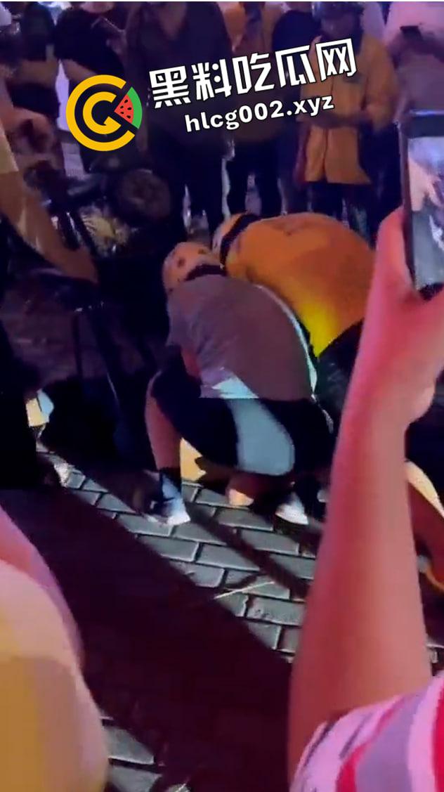 海南海口玉沙路 外卖小哥大战精神病将其制服 场面堪比拍电影 前排吃瓜直达  第7张