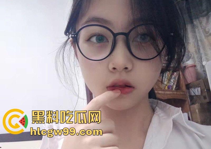 武汉大学反差眼镜女大【林新一】被金主调教视频曝光，各种场合忘我口交，表情销魂口技一流！  第2张