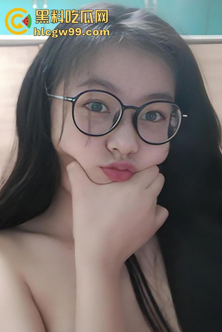 武汉大学反差眼镜女大【林新一】被金主调教视频曝光，各种场合忘我口交，表情销魂口技一流！  第3张