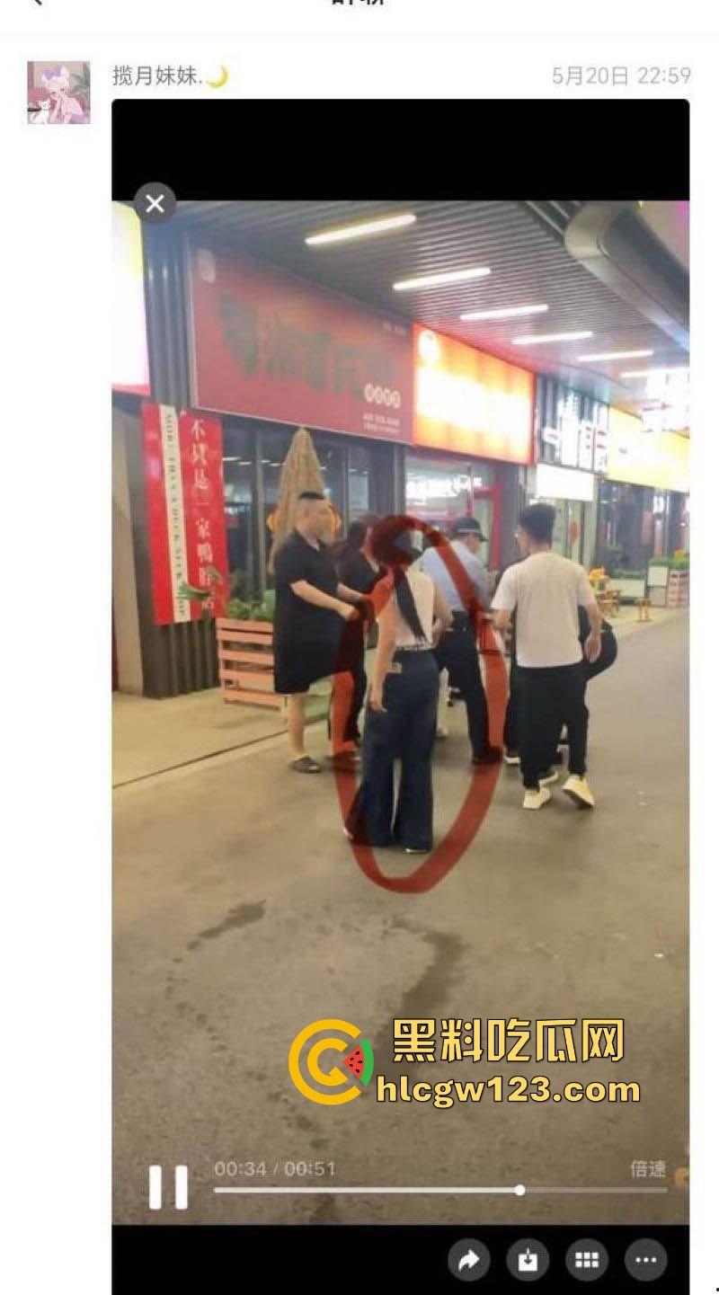 520抓奸撕逼大戏！新泰世纪缘珠宝【马丙翠】插足婚姻被原配当场暴打 从商场里揍到大街 保安都拦不住！  第4张