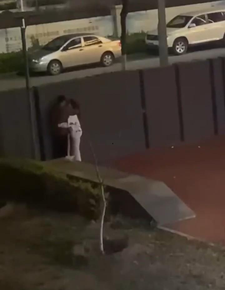 情到深处舔鸡巴 饥渴小情侣躲在围墙后激情吃鸡 路边监控拍下全程 就不能找个没人的地方？  第2张