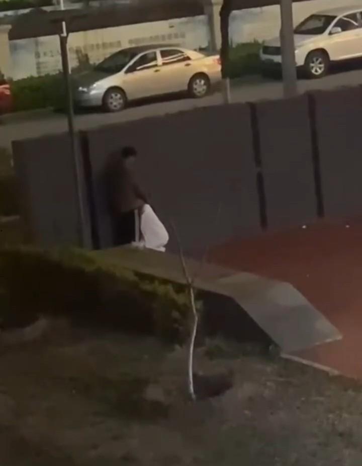 情到深处舔鸡巴 饥渴小情侣躲在围墙后激情吃鸡 路边监控拍下全程 就不能找个没人的地方？  第4张