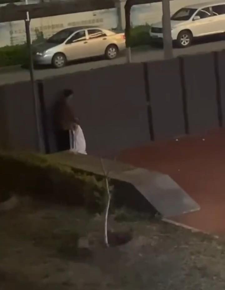 情到深处舔鸡巴 饥渴小情侣躲在围墙后激情吃鸡 路边监控拍下全程 就不能找个没人的地方？  第5张