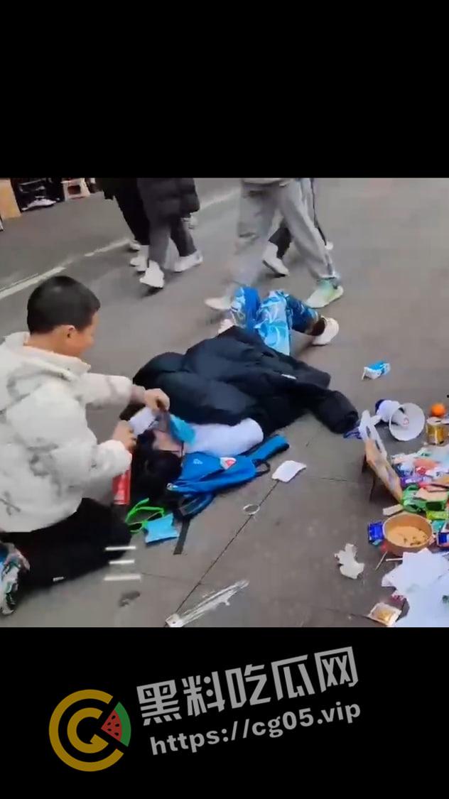 漫展逆天小孩！往人脸上喷发胶 屁股坐脸 脱人裤子 被暴躁女coser正义执行 闹到报警  第6张