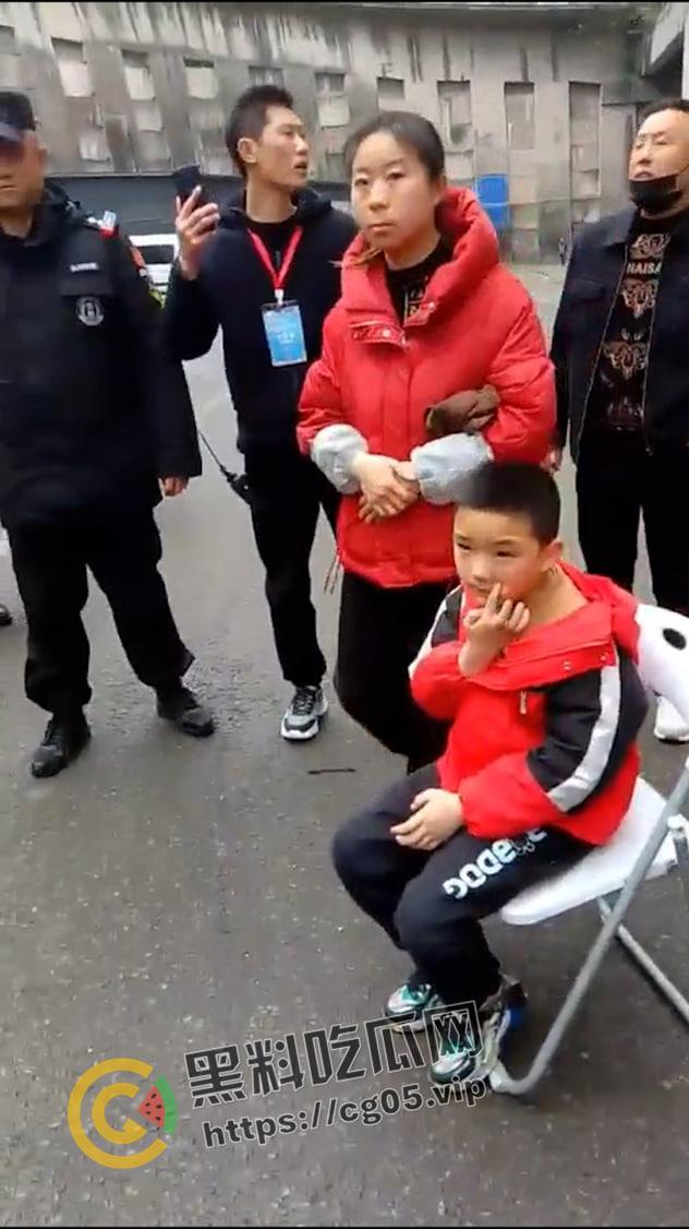 漫展逆天小孩！往人脸上喷发胶 屁股坐脸 脱人裤子 被暴躁女coser正义执行 闹到报警  第7张