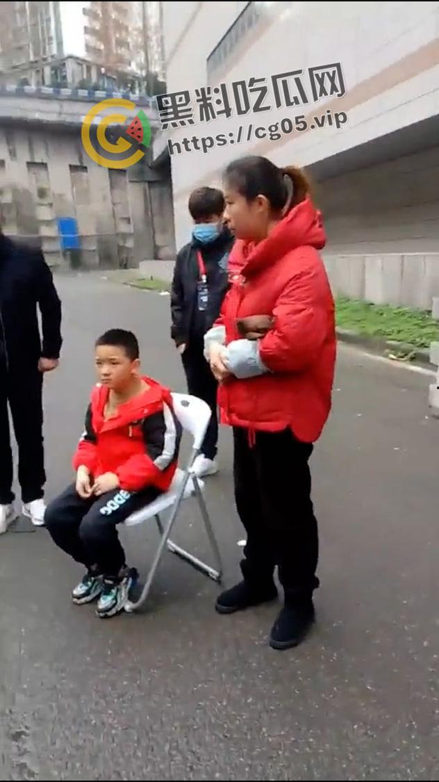 漫展逆天小孩！往人脸上喷发胶 屁股坐脸 脱人裤子 被暴躁女coser正义执行 闹到报警  第8张