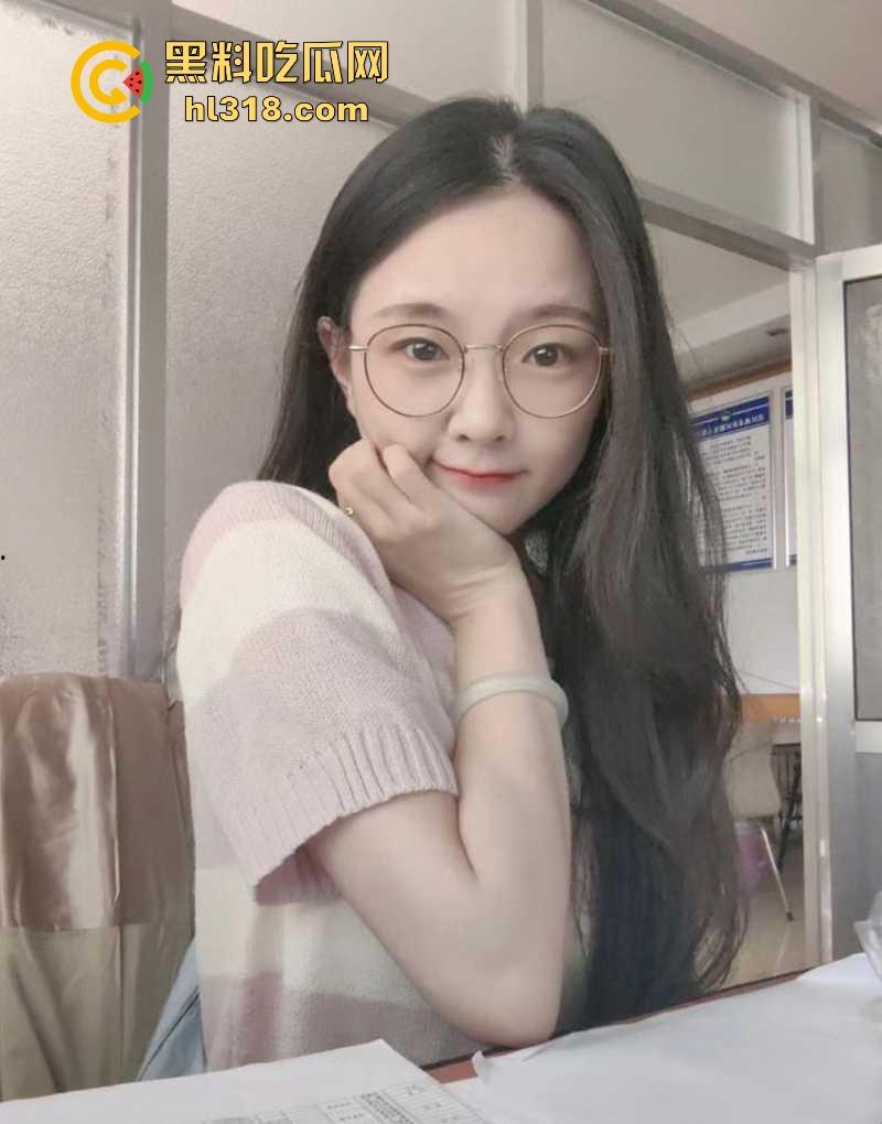 湖南公务员【秦晓酥】不雅视频流出，清纯贤妻良母被领导当狗玩弄，白翘蜜桃臀被无套后入骚气冲天！  第1张