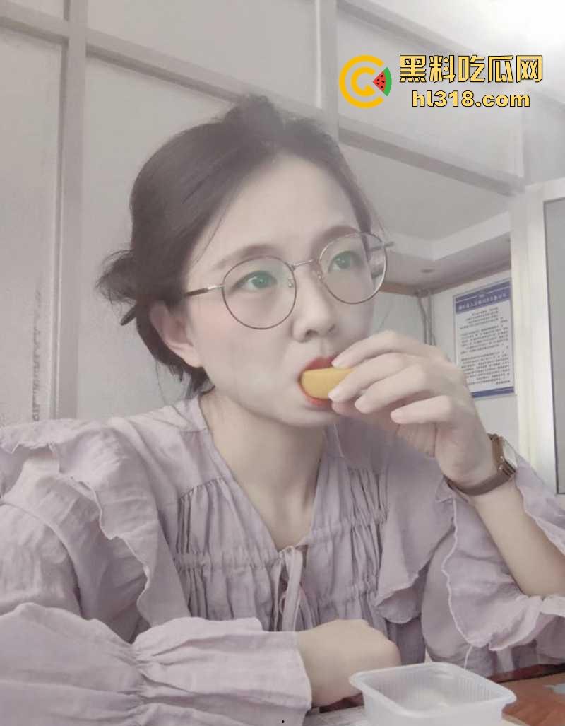 湖南公务员【秦晓酥】不雅视频流出，清纯贤妻良母被领导当狗玩弄，白翘蜜桃臀被无套后入骚气冲天！  第2张