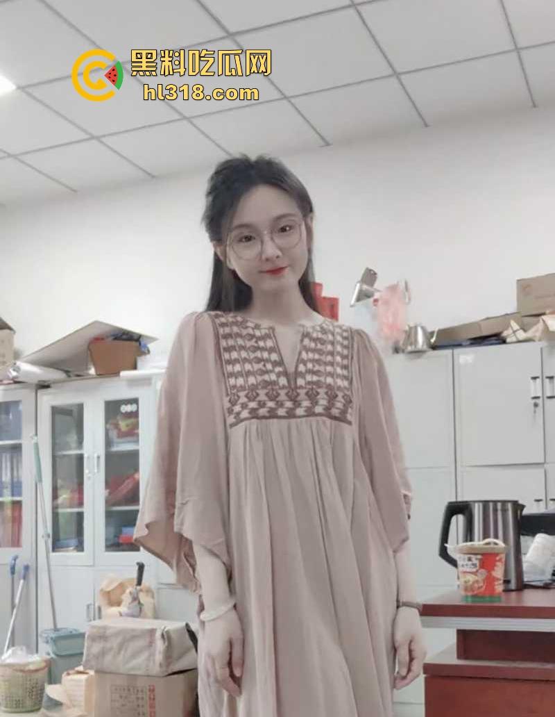 湖南公务员【秦晓酥】不雅视频流出，清纯贤妻良母被领导当狗玩弄，白翘蜜桃臀被无套后入骚气冲天！  第3张