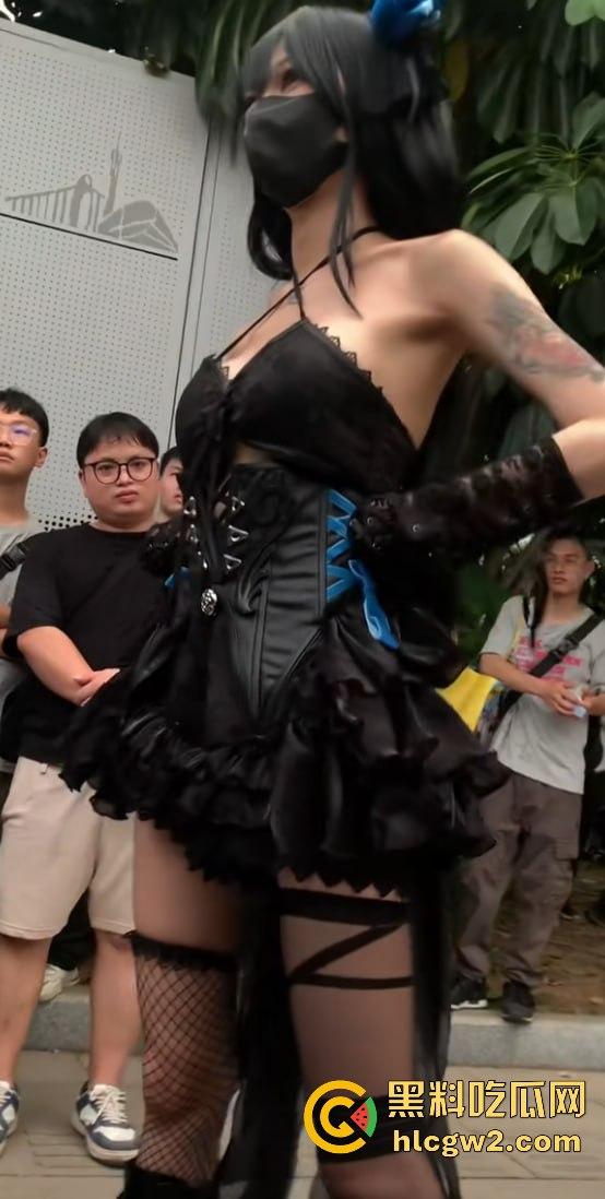 广州萤火虫漫展惊现真空上阵 一Coser不穿内裤现身，引摄影师蜂拥狂拍，正面视频曝光！  第10张