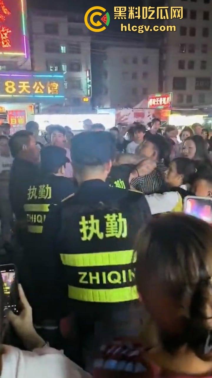 珠海渣男约会小三遭全家围堵暴打 无耻小三被扒光游街 亲爹都看不下去了！  第1张