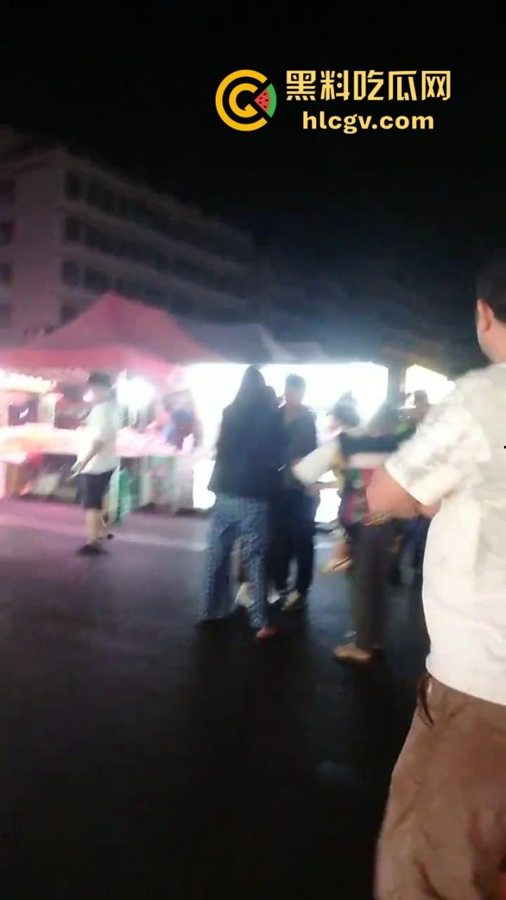 珠海渣男约会小三遭全家围堵暴打 无耻小三被扒光游街 亲爹都看不下去了！  第4张