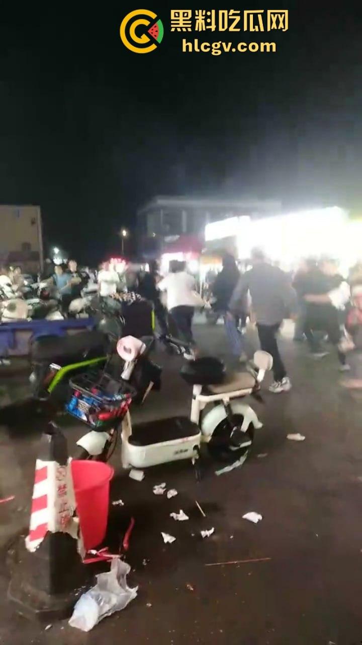 珠海渣男约会小三遭全家围堵暴打 无耻小三被扒光游街 亲爹都看不下去了！  第5张