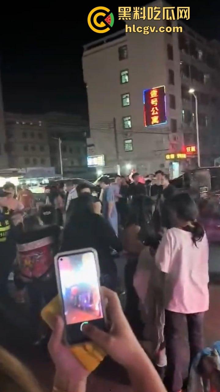 珠海渣男约会小三遭全家围堵暴打 无耻小三被扒光游街 亲爹都看不下去了！  第7张