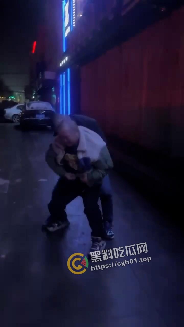 肉麻滚烫！男同表白现场 当街热吻 毫不羞耻的一对胖熊  这个世界已经没有在乎的人了吗 第4张