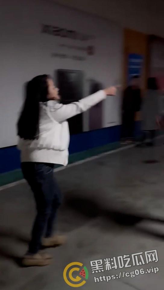 潍坊万达大瓜！地下车库捉奸 场面极其混乱 我带着闺蜜的出轨的老公去捉奸闺蜜和我的老公？  第5张