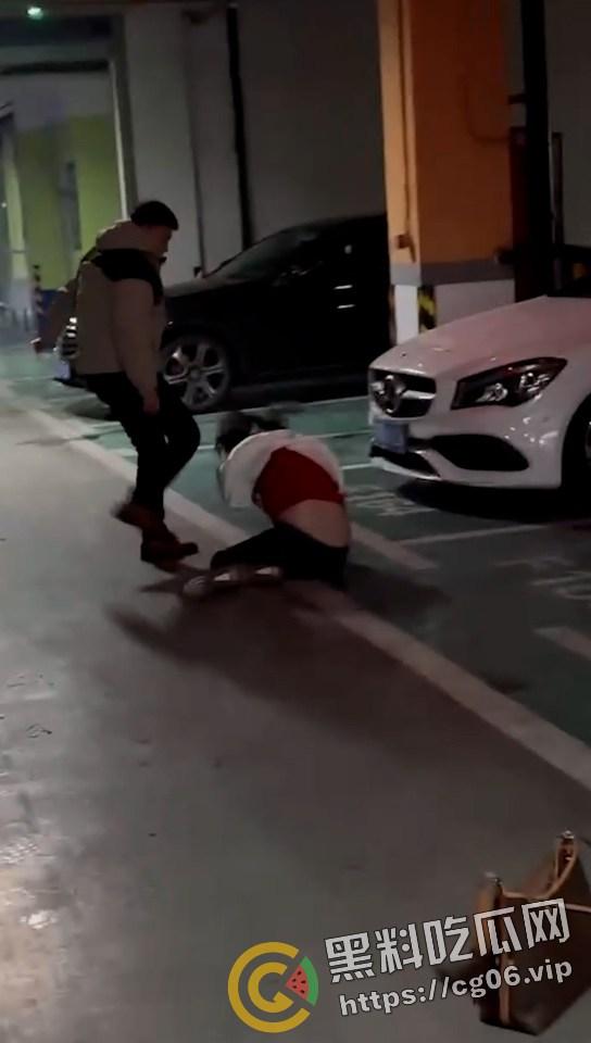 潍坊万达大瓜！地下车库捉奸 场面极其混乱 我带着闺蜜的出轨的老公去捉奸闺蜜和我的老公？  第6张