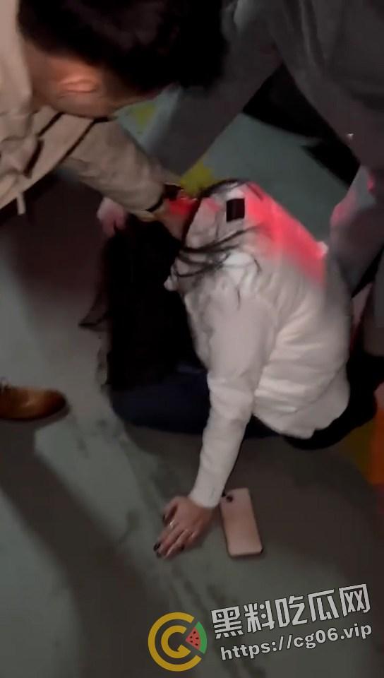 潍坊万达大瓜！地下车库捉奸 场面极其混乱 我带着闺蜜的出轨的老公去捉奸闺蜜和我的老公？  第8张