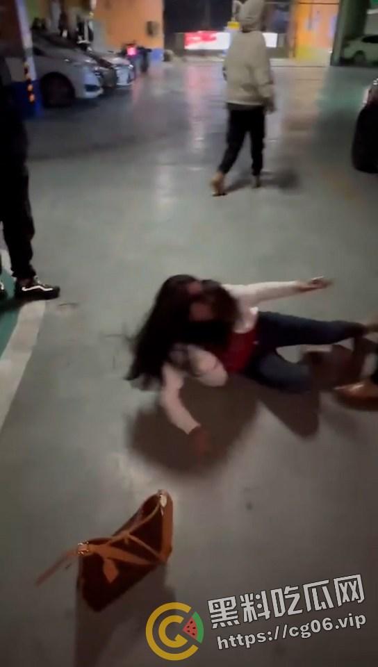 潍坊万达大瓜！地下车库捉奸 场面极其混乱 我带着闺蜜的出轨的老公去捉奸闺蜜和我的老公？  第9张