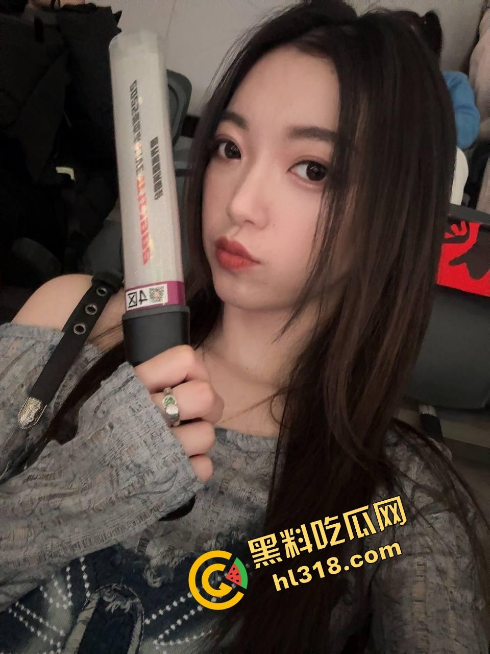 闺蜜电话聊工作，身后却被后入啪啪猛干，屁股拍到发烫还要强忍不叫，电话那头全程一头雾水！  第1张