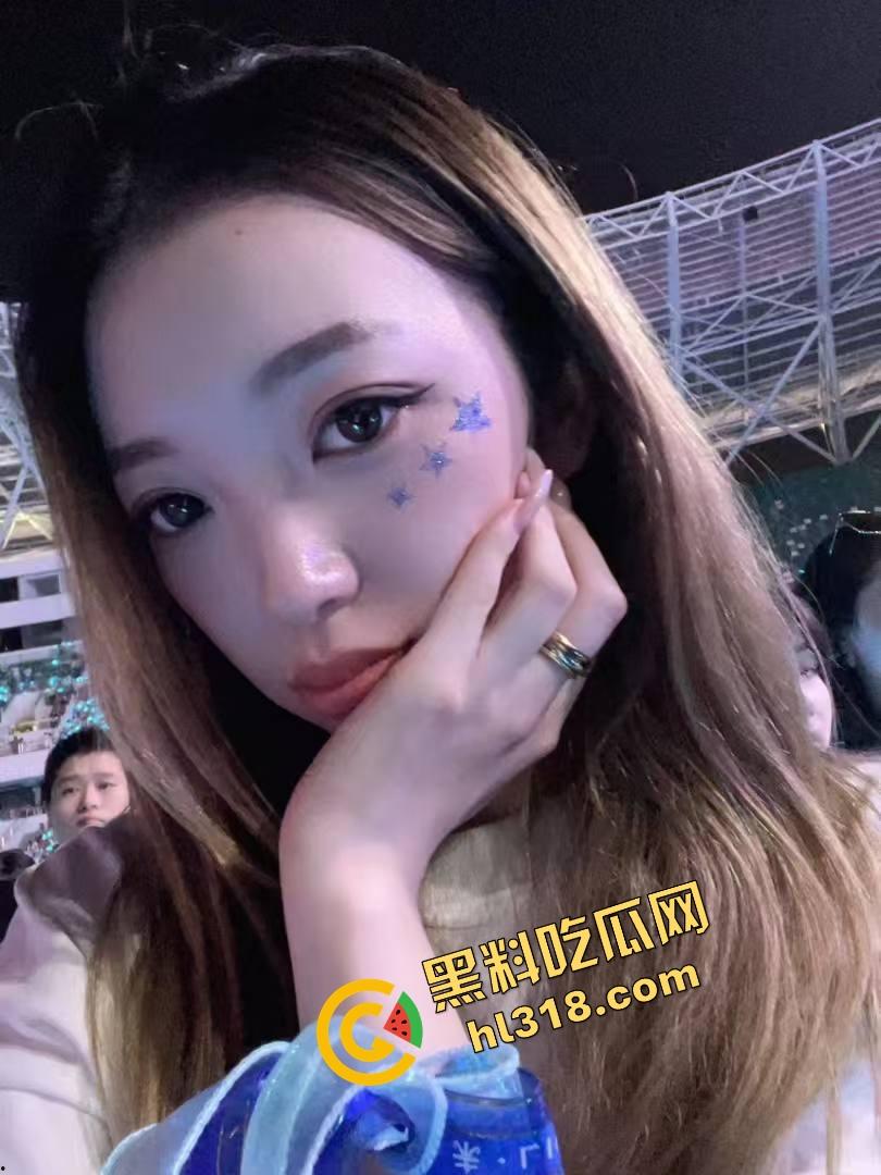 闺蜜电话聊工作，身后却被后入啪啪猛干，屁股拍到发烫还要强忍不叫，电话那头全程一头雾水！  第3张