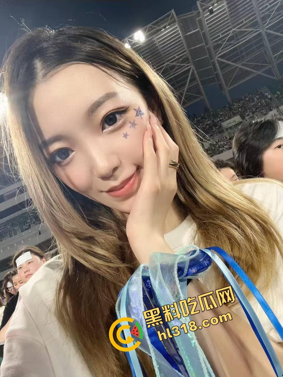 闺蜜电话聊工作，身后却被后入啪啪猛干，屁股拍到发烫还要强忍不叫，电话那头全程一头雾水！  第4张