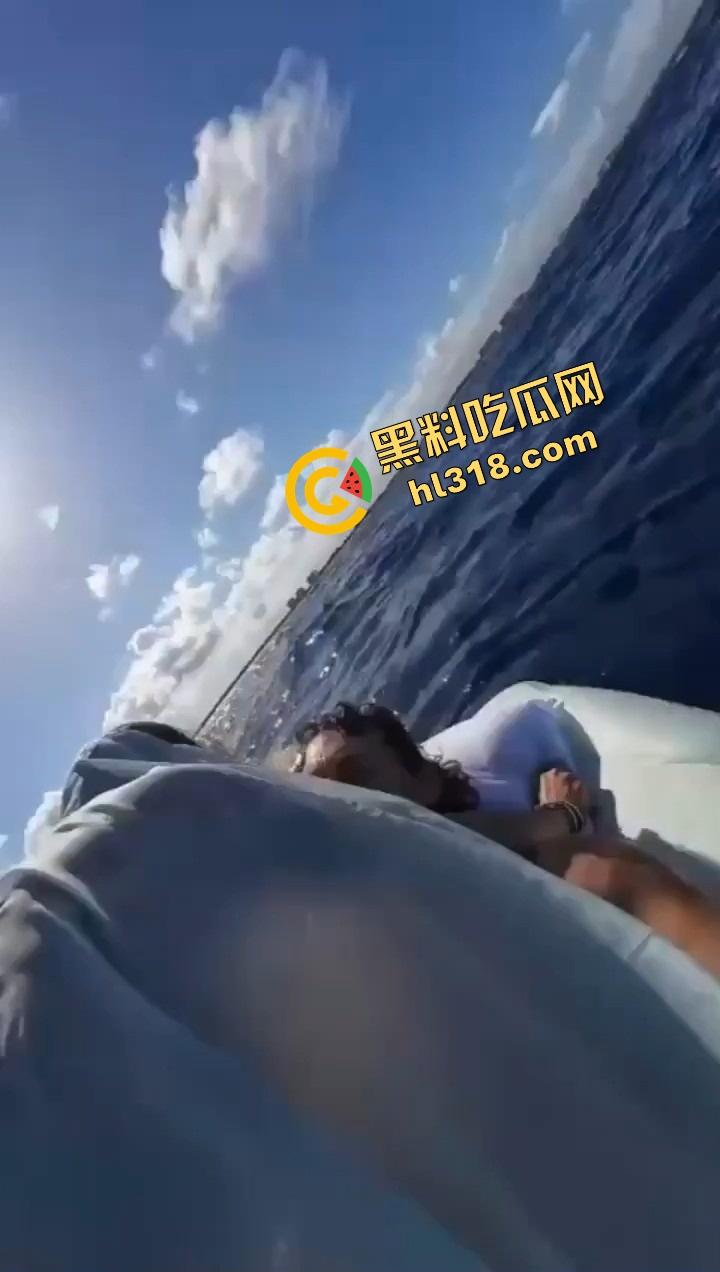 老外挑战大海漂流日逼，日到一半遇金枪鱼，鸡儿抽插手在抓鱼，打完炮还能吃活生鱼片，真正的野外求生！  第1张